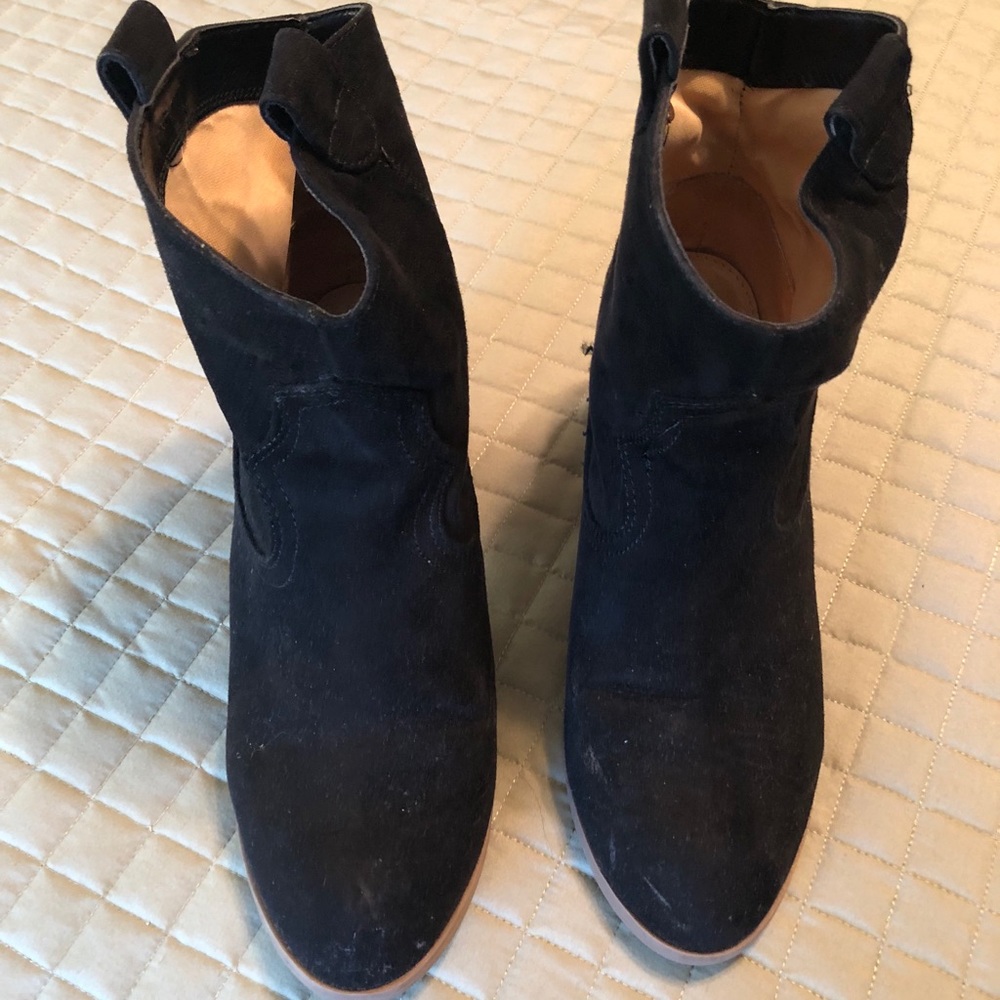 Express women’s heeled booties